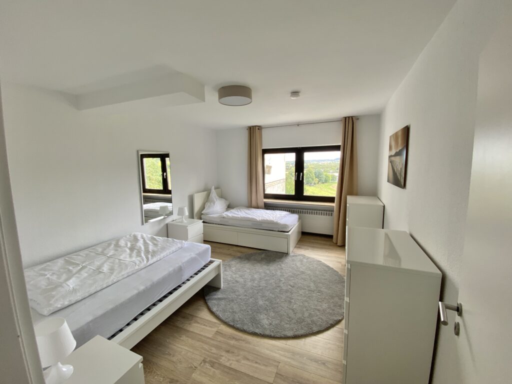 Ferienwohnung Schmidt Königswinter – Wohnzimmer mit TV