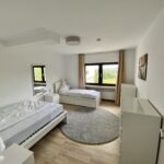 Ferienwohnung Schmidt Königswinter – Wohnzimmer mit TV